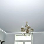 Белый тканевый потолок с подсветкой