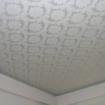 Белый тканевый потолок с узором