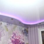 Двухуровневый глянцевый потолок с фиолетовой подсветкой