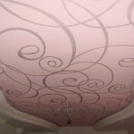 Тканевый потолок с розовым узором